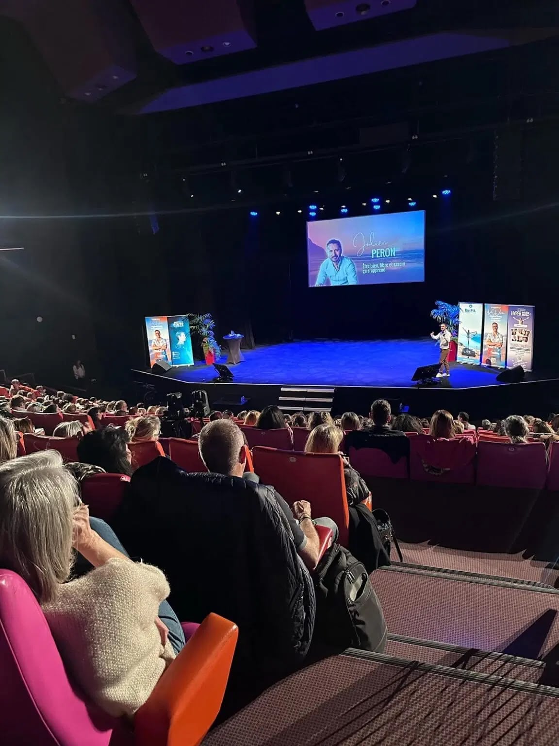 5 langages de l'amour : lequel est vraiment le vôtre ? 6 Julien Peron sur scène devant une grande salle pleine, lors d'un précédent congrès