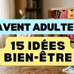 Calendrier de l'Avent adulte en carton avec petites portes ouvertes sur des sachets de tisane et une tasse turquoise