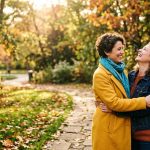 Test amitié : quelle place l'amitié occupe-t-elle vraiment dans votre vie ? 13 Test amitié : deux amies s'enlacent en riant dans un parc en automne